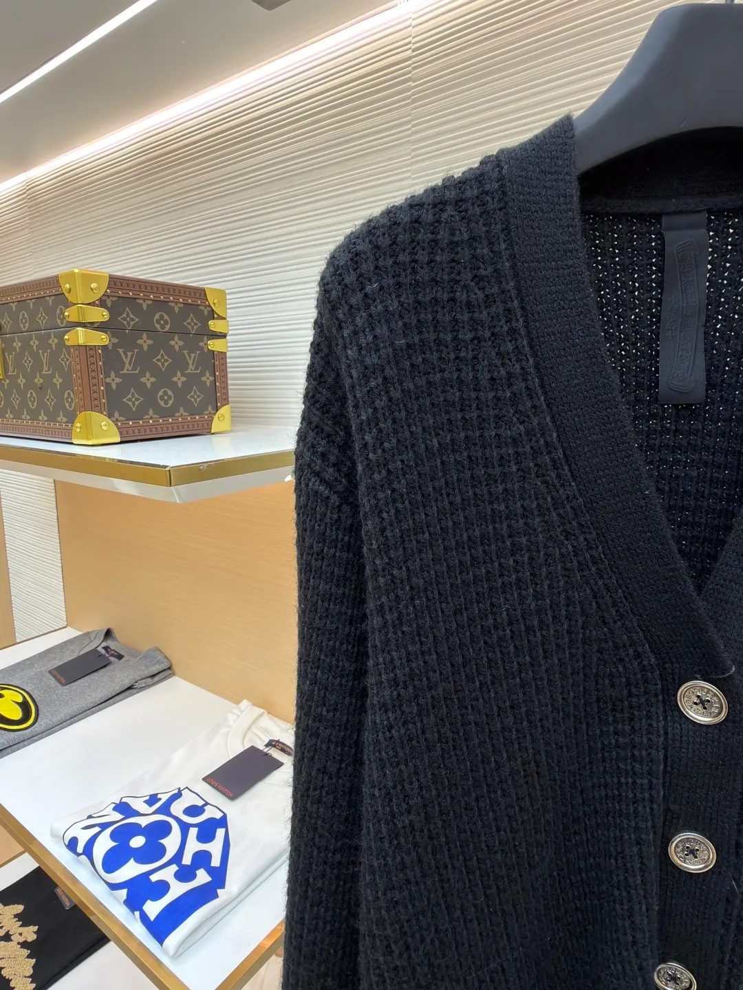 Chrome Hearts waffle cashmere cardigan ●Item number: 1682054-B85 ●Fabric: cashmere fabric ●Technology: hand-sealed label making ●Color: black ●Version: loose fit ●Weight: about 760 grams ●Size: S-M-L ●Description: Purchased from the original button counter for 52,000. The custom-spun yarn is made of 55% cashmere + 20% wool + 20% special nylon + 5% anti-pilling acrylic blended material. Customized placket and lining placket protein leather. Customized double-layer cross leather label. Customized mold opening accessories silver ornaments. With air cooler shaping + pure hand sealing label. Sewing buttons. Same style for men and women. The workmanship details are very good. The overall wiring is straight and delicate, the fabric is comfortable and soft, and the color is consistent without color difference. It can be matched with the same style to create a fashionable look and control various occasions. Customized accessories, complete with three standards, same style for men and women!